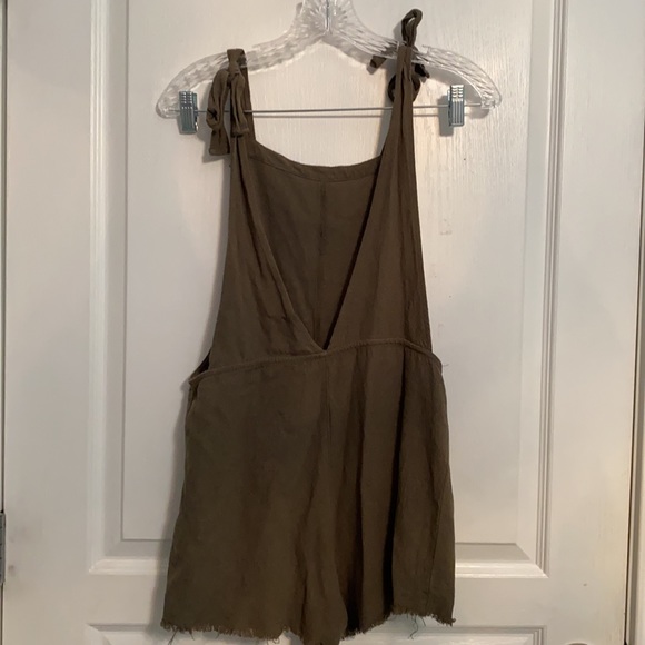 Mint Vanilla Olive Romper with Tie Straps - Picture 2 of 3